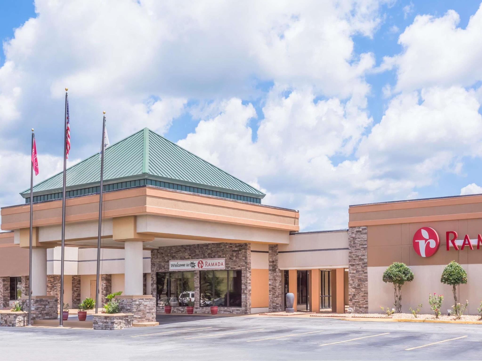 Ramada By Wyndham Macon Exterior foto